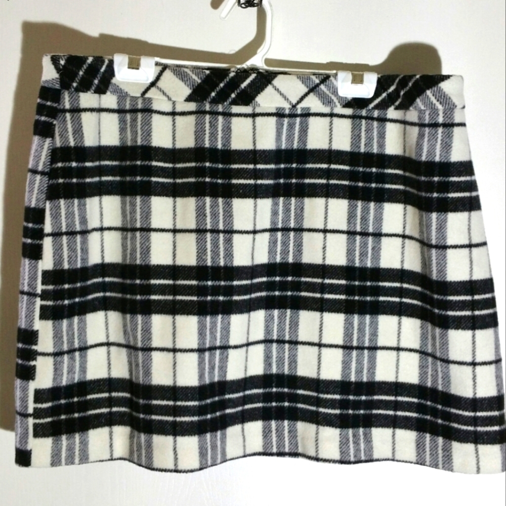 F21 black & white plaid wooly mini skirt